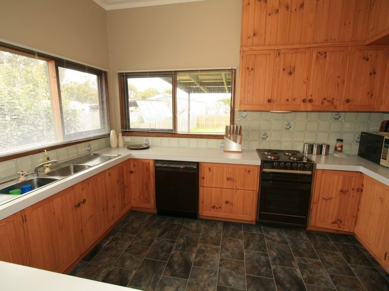 18 Albany Road, Cowes VIC 3922