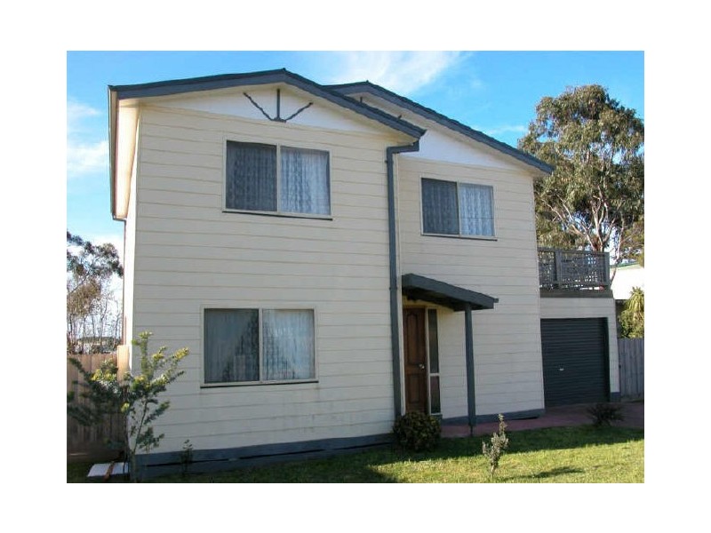 16 Caroline Avenue, Cowes VIC 3922