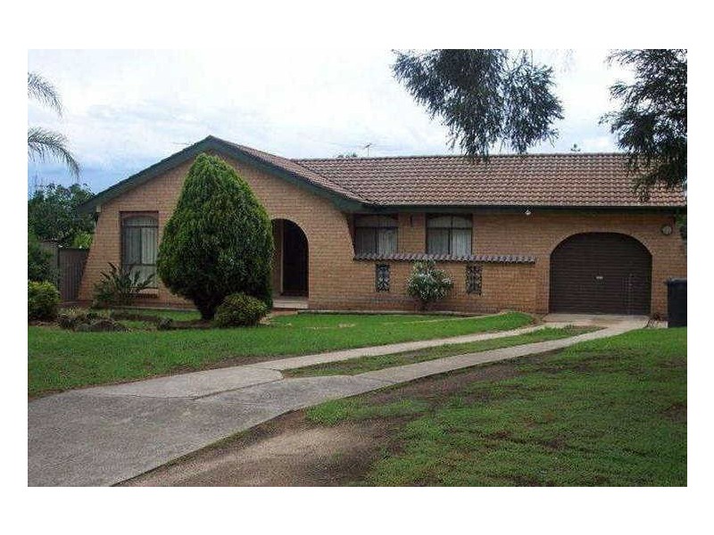 3 REDFERN GLEN, St Clair NSW 2759