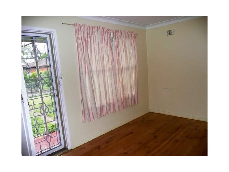 15 TASMAN AVENUE, Lethbridge Park NSW 2770