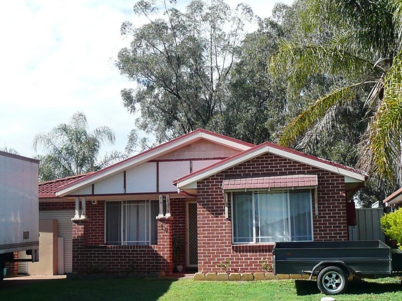 18 OLYMPUS DRIVE, St Clair NSW 2759
