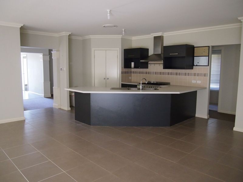 11 Jenkins Street, Ropes Crossing NSW 2760