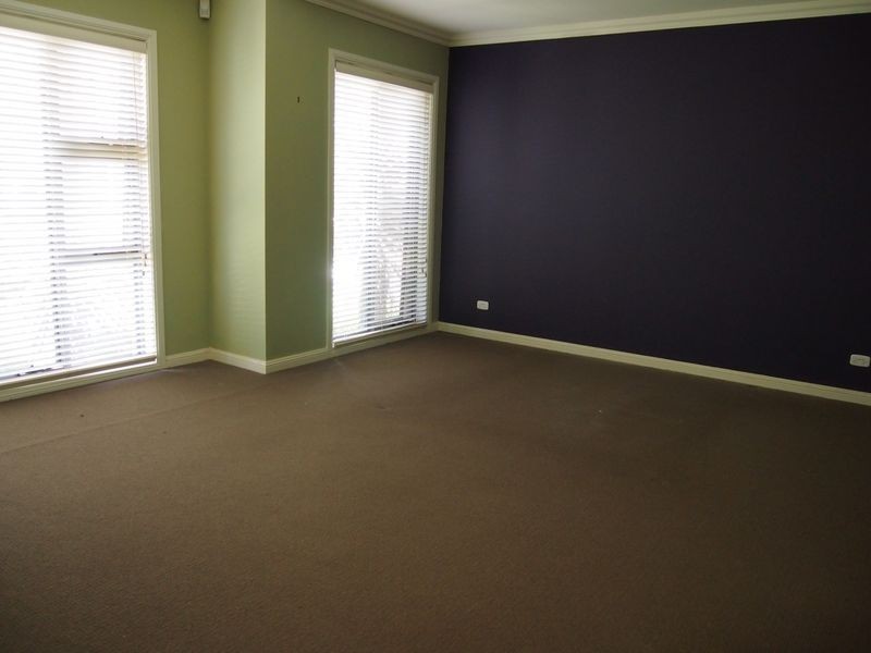 11 Jenkins Street, Ropes Crossing NSW 2760