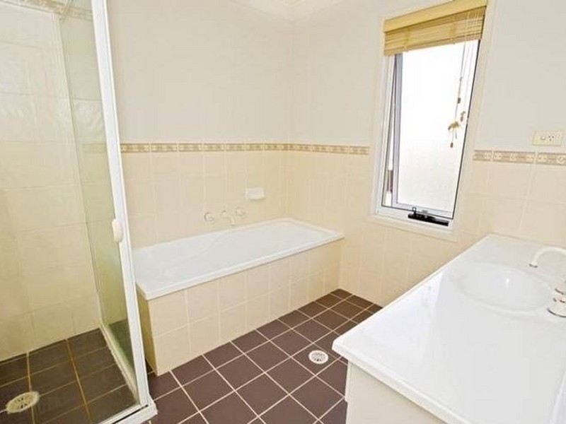 4 Seine Court, St Clair NSW 2759