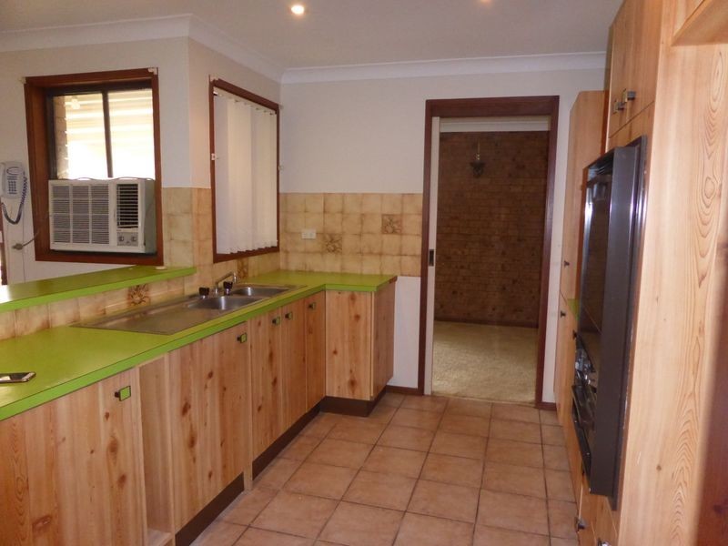 11 Mezen Place, St Clair NSW 2759