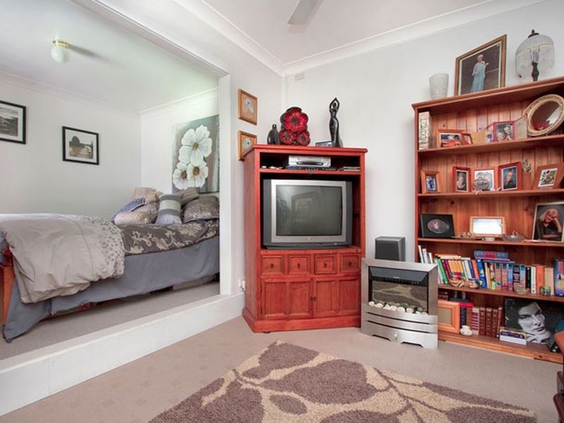 2 Canary Cl, St Clair NSW 2759
