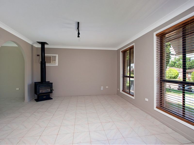 6 Barrallier Way, St Clair NSW 2759