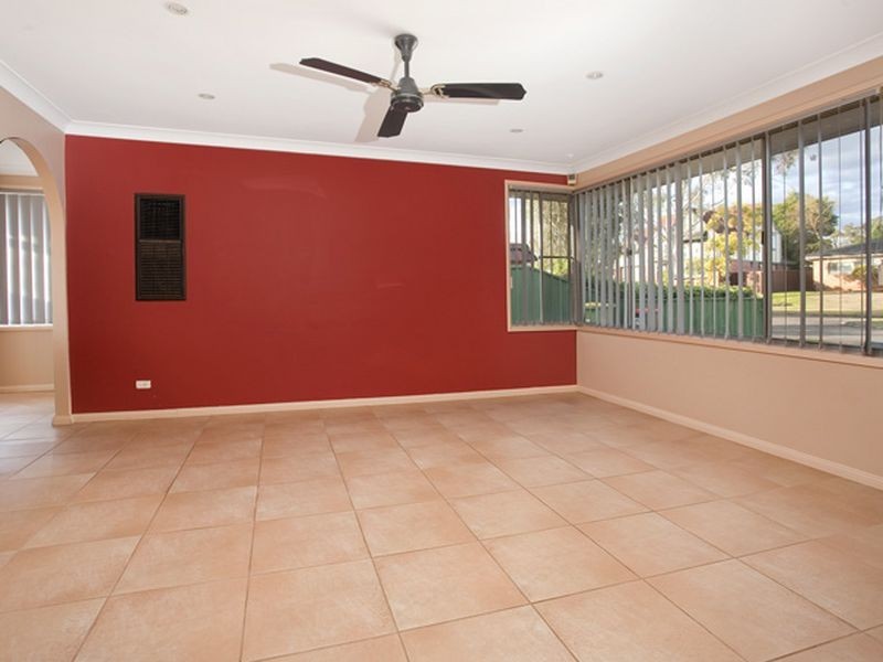 6 Peter Pan Glen, St Clair NSW 2759