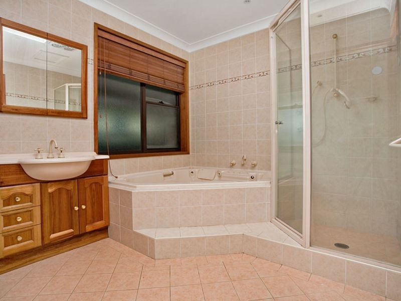 94 Lucena Cres, Lethbridge Park NSW 2770