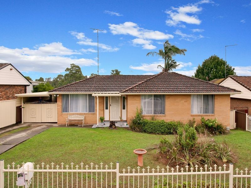 27 Dobell Circuit, St Clair NSW 2759