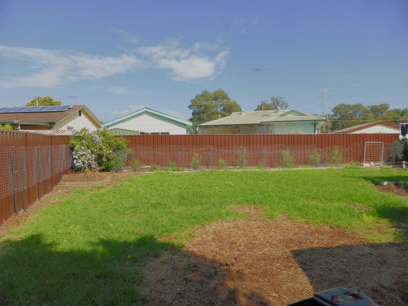 6 Pitcairn Avenue, Lethbridge Park NSW 2770