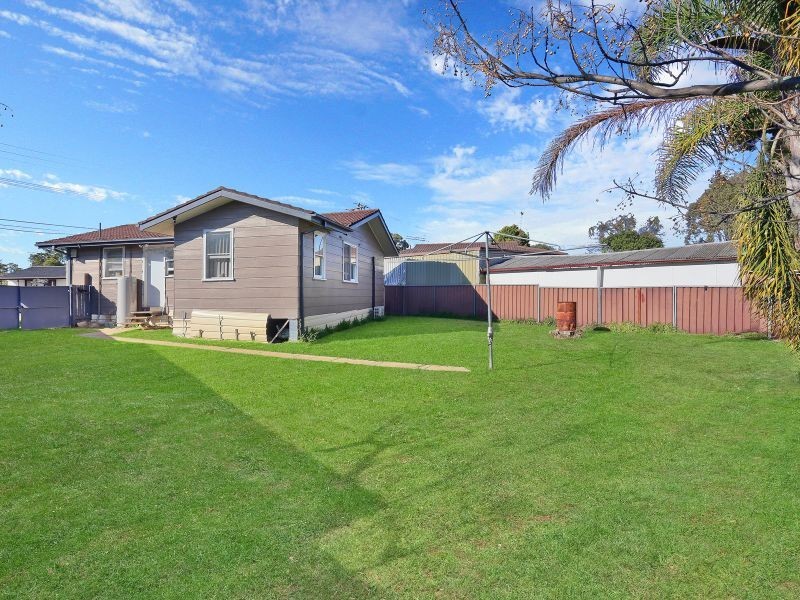 24 Tahiti Avenue, Lethbridge Park NSW 2770