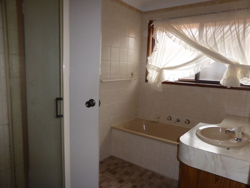 11 Mezen Place, St Clair NSW 2759