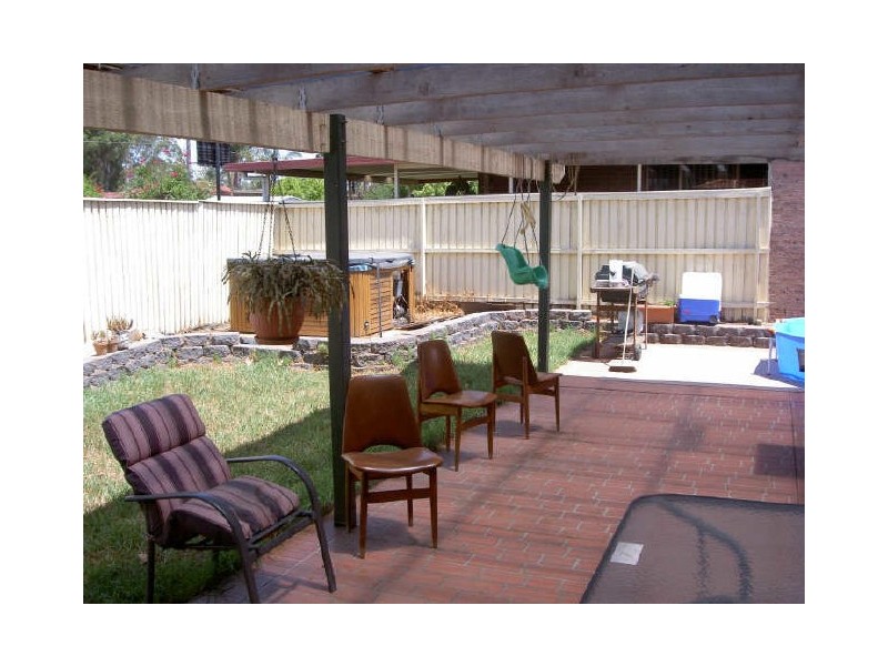 1 GEMSTONE WAY, Oakhurst NSW 2761