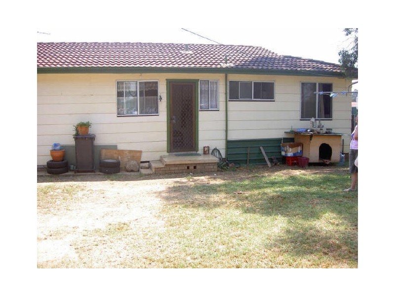 8 ONSLOW STREET, St Clair NSW 2759