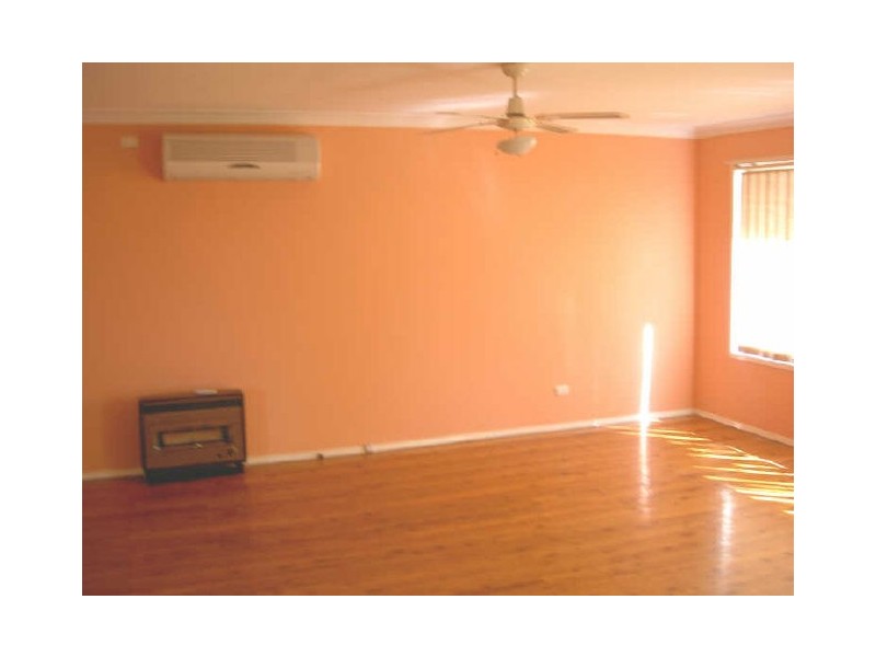 8 ONSLOW STREET, St Clair NSW 2759