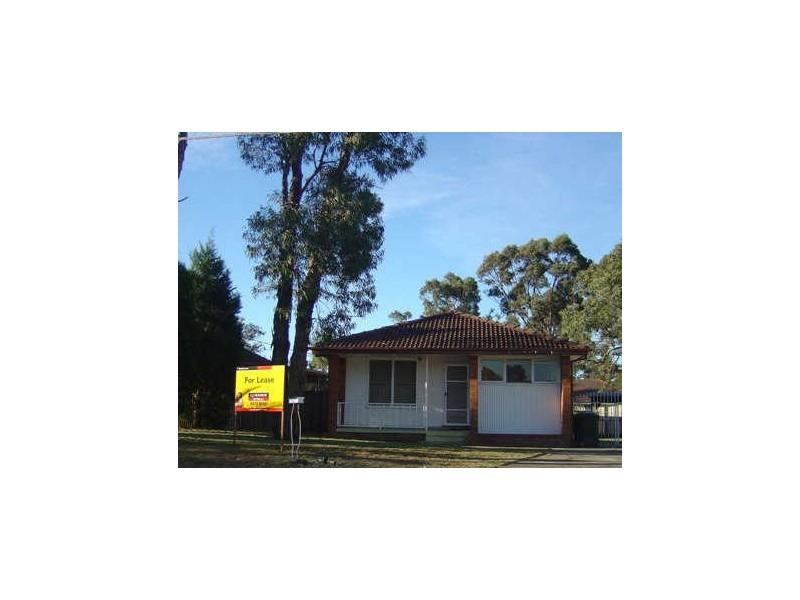 21 WAITAKI CRES, Lethbridge Park NSW 2770
