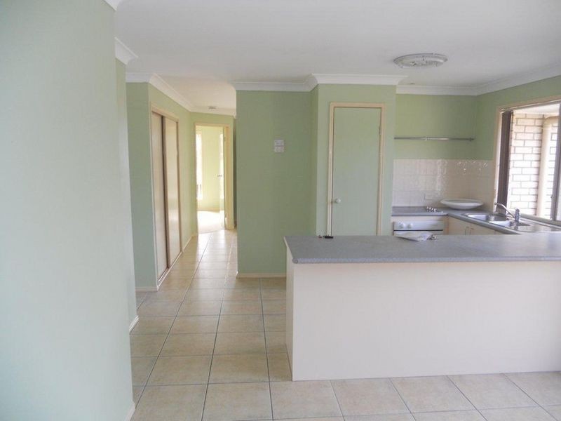 8 Lyrebird Lane, Bellbird Park QLD 4300