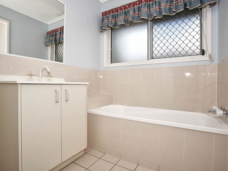 1/2 Mooney Close, Goodna QLD 4300