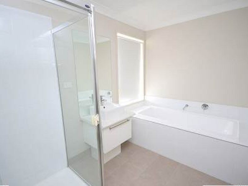 32 Hallvard Crescent, Augustine Heights QLD 4300