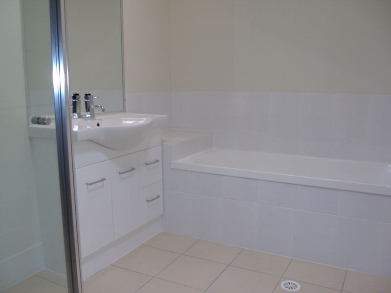 2/76A Jones Road, Bellbird Park QLD 4300