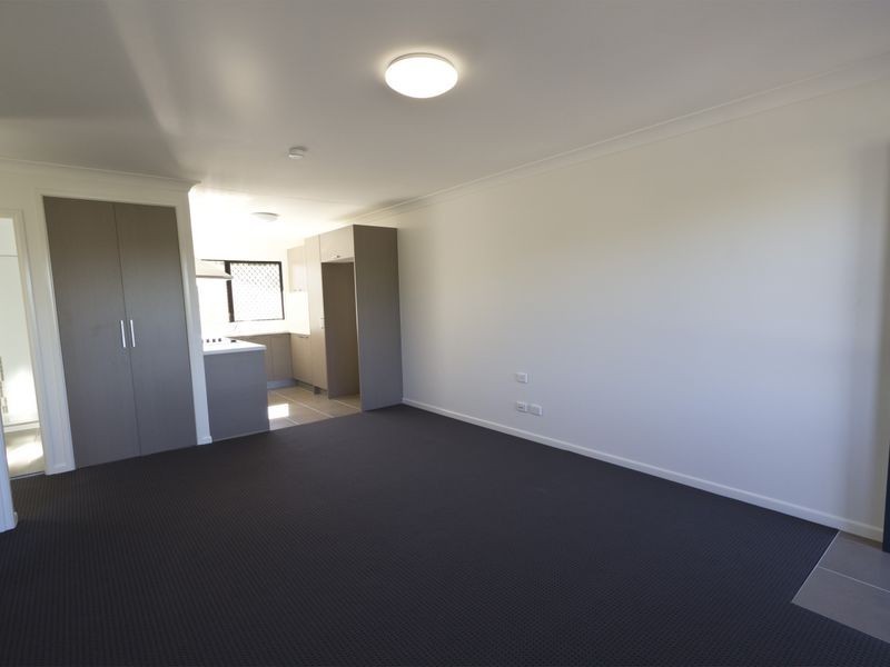 4/166 Blackstone Rd, Silkstone QLD 4304
