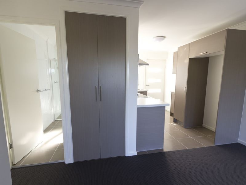 1/166 Blackstone Rd, Silkstone QLD 4304