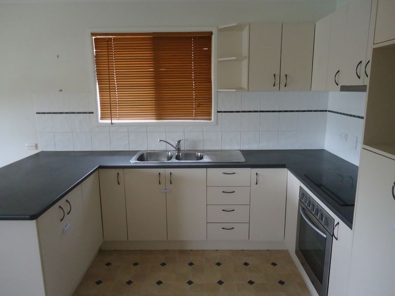 11 Gibbs St, Churchill QLD 4305
