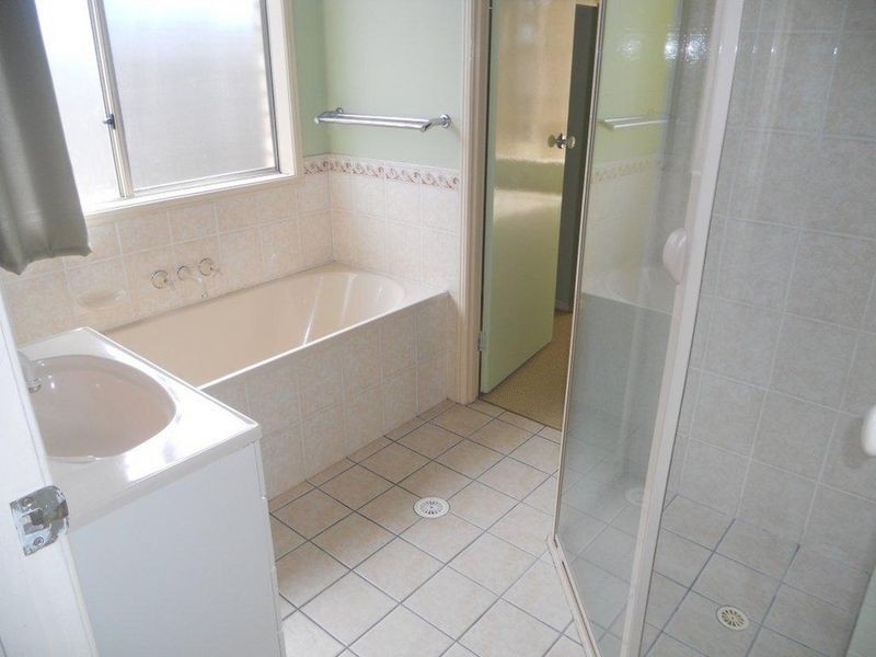 8 Lyrebird Lane, Bellbird Park QLD 4300