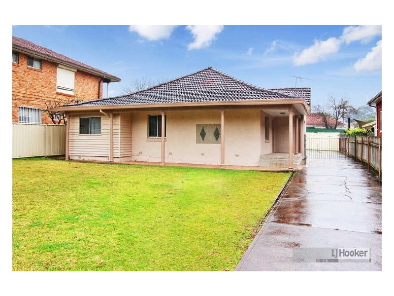 6 Leslie St, Bass Hill NSW 2197