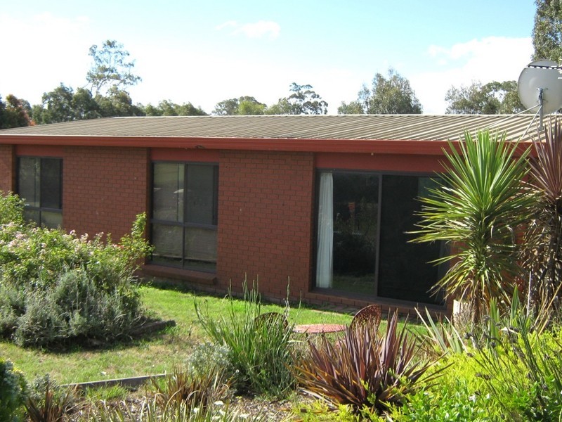 8 Basford Drive, Stratford VIC 3862