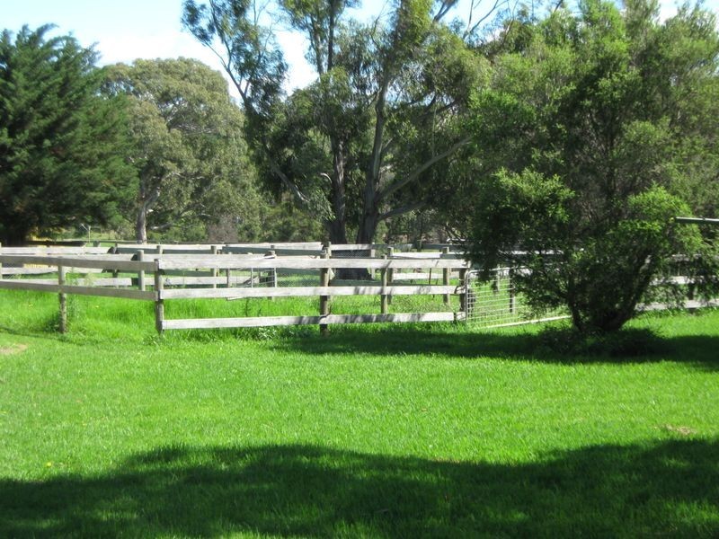 23 Heath Road, Stratford VIC 3862