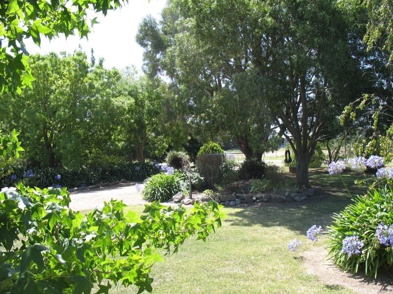 11 Stewarts Lane, Stratford VIC 3862