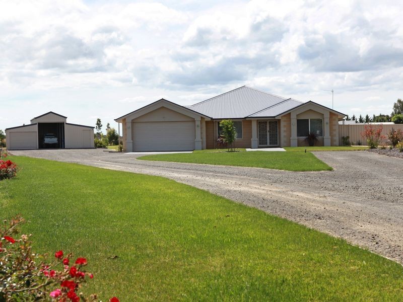 17 Rhodes Drive, Sale VIC 3850