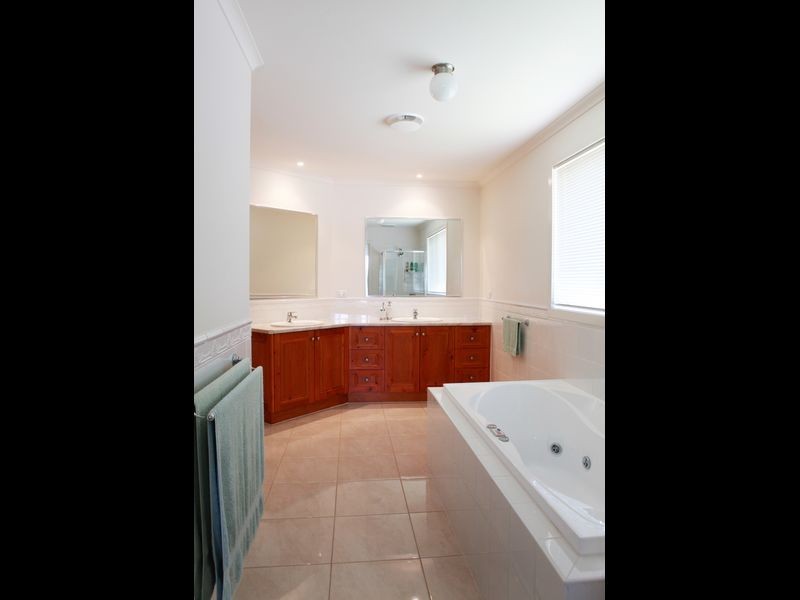 17 Rhodes Drive, Sale VIC 3850