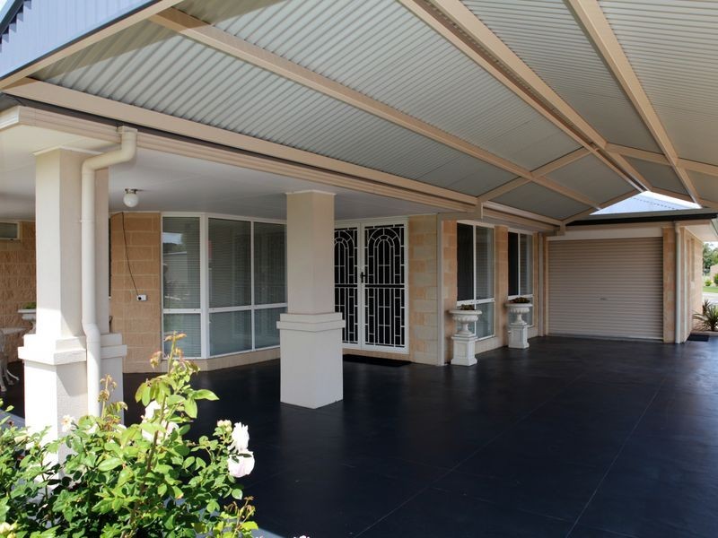 17 Rhodes Drive, Sale VIC 3850