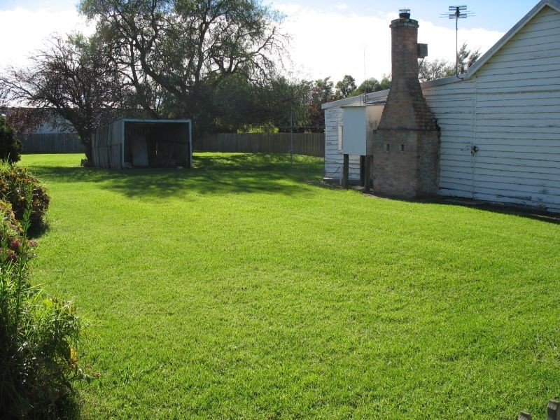 5 Dixon St, Stratford VIC 3862