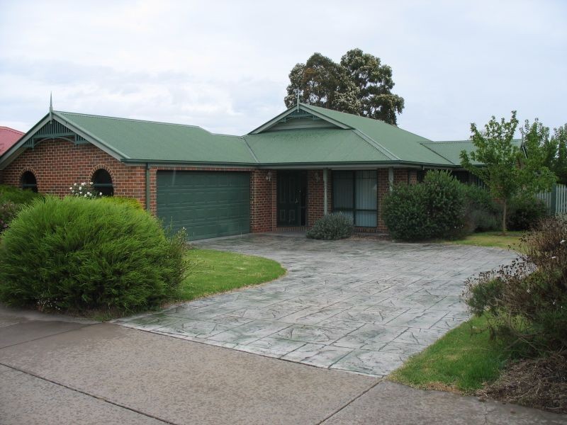 4 Woodburne Drive, Sale VIC 3850