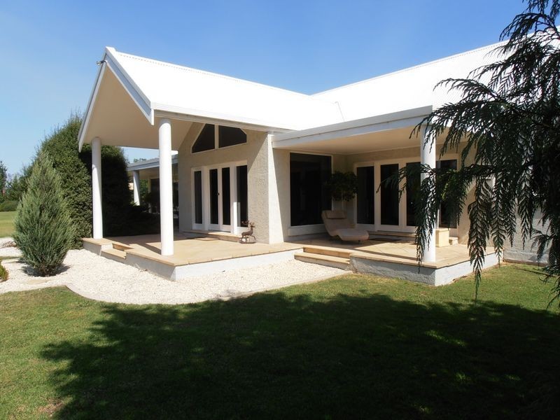 16 Rhodes Drive, Sale VIC 3850