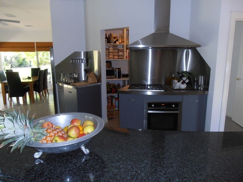 16 Rhodes Drive, Sale VIC 3850