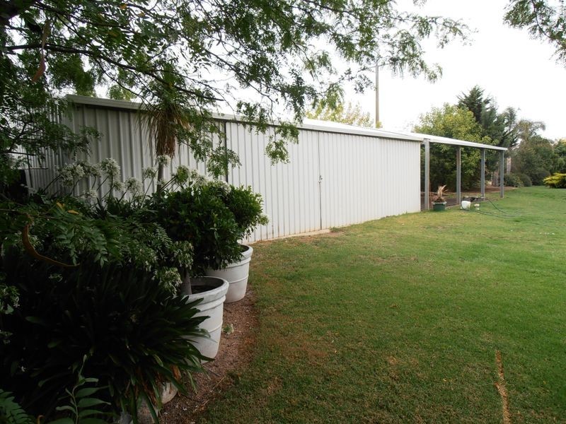 16 Rhodes Drive, Sale VIC 3850
