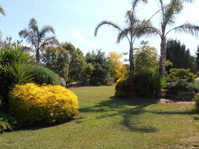 16 Rhodes Drive, Sale VIC 3850