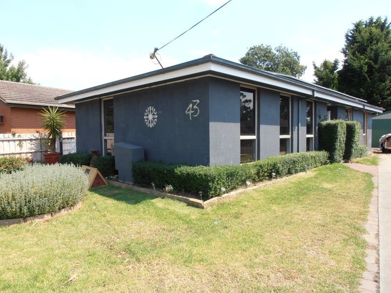 43 Gibsons Rd, Sale VIC 3850