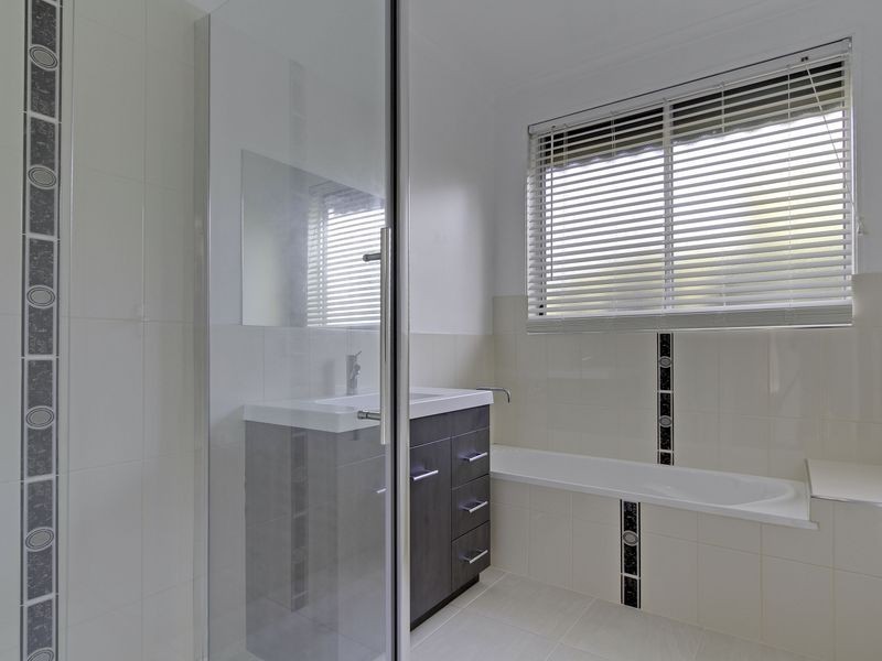 8 Vaughan Street, Stratford VIC 3862