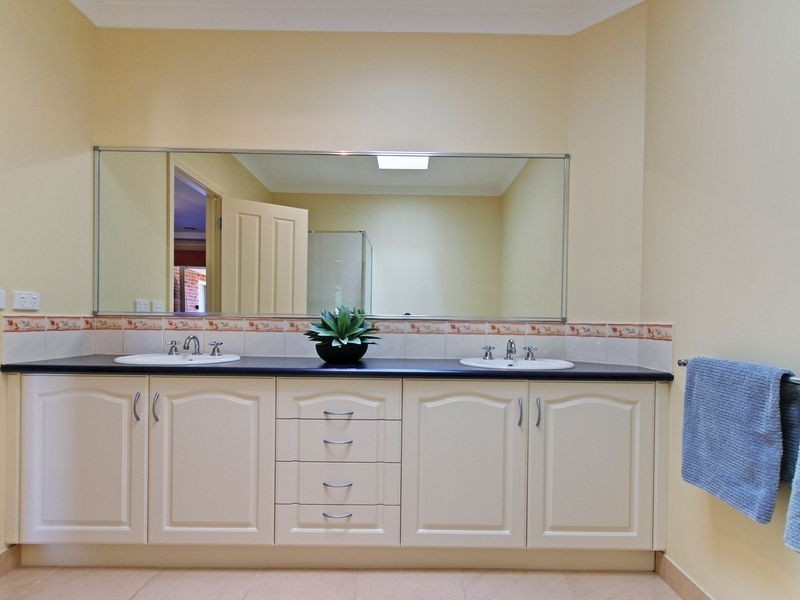 20 Rhodes Drive, Sale VIC 3850