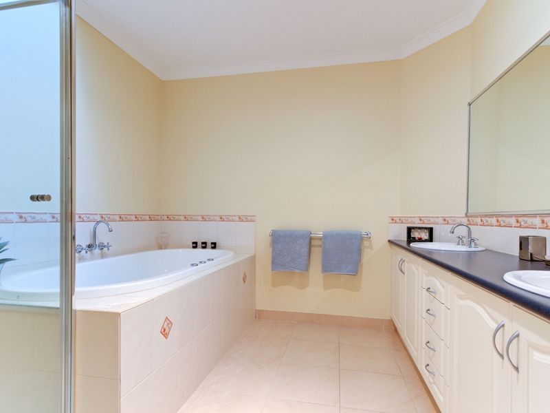 20 Rhodes Drive, Sale VIC 3850