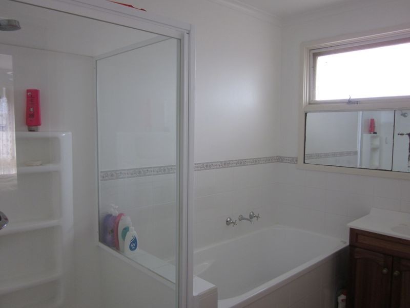 5 Helen Crescent, Sale VIC 3850