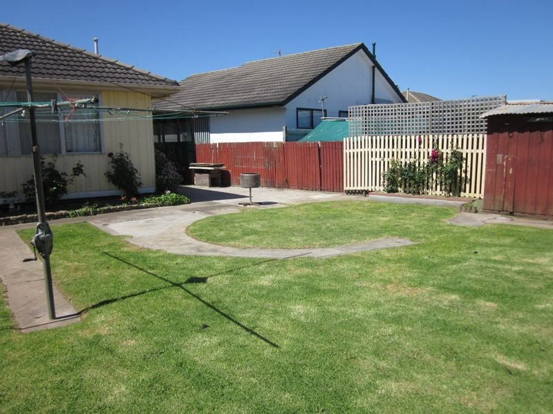 28 Overend Crescent, Sale VIC 3850