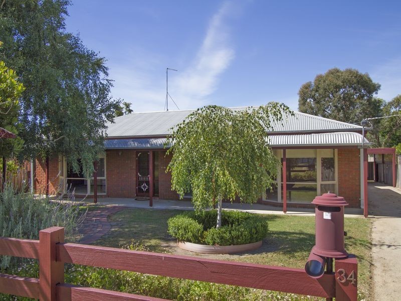 34 Wyndham Street, Stratford VIC 3862