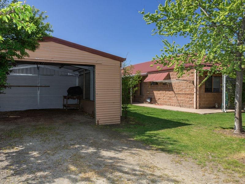 33 Dixon Street, Stratford VIC 3862